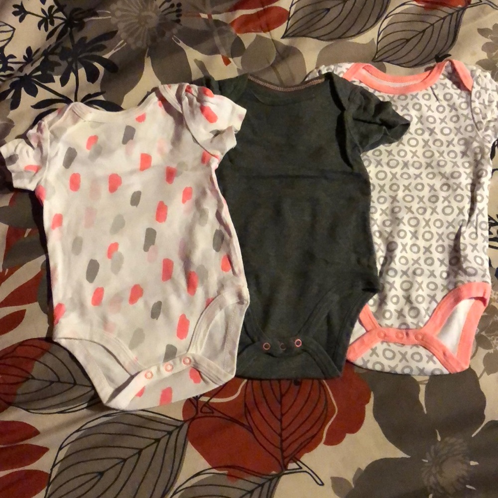 3 Shortsleeve Onesies